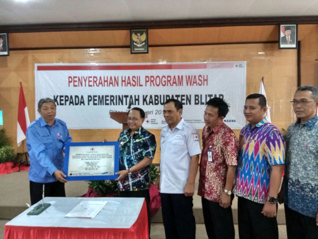 PMI KABUPATEN BLITAR SERAHKAN HASIL PROGRAM WASH “SANITASI AIR DAN KESEHATAN” KEPADA PEMKAB BLITAR