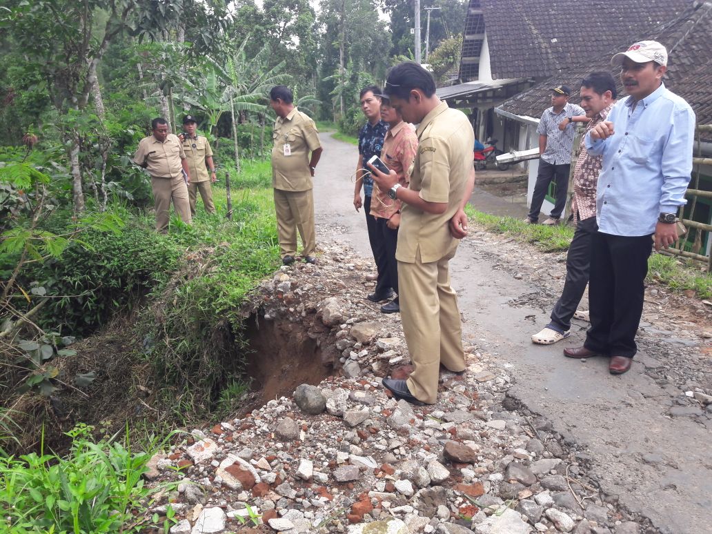 KOMISI III DPRD KAB. BLITAR : BANYAK INFRASTRUKTUR RUSAK BELUM TERANGGARKAN DI APBD 2018