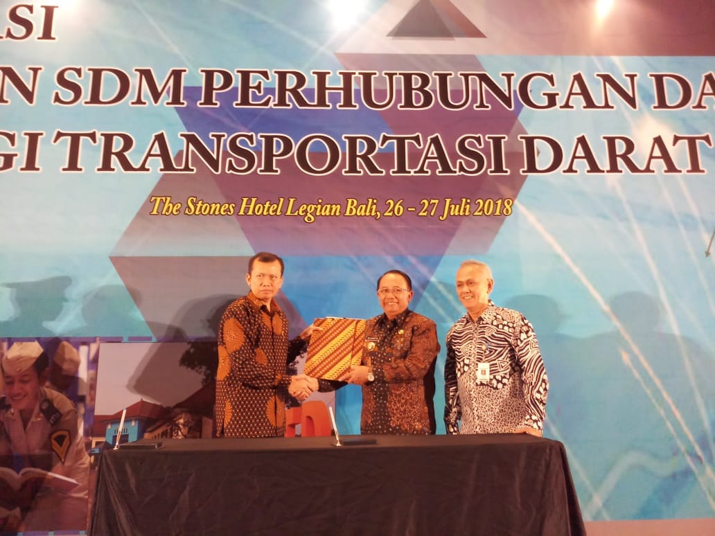 BUPATI BLITAR TANDA TANGANI MOU DENGAN STTD BEKASI
