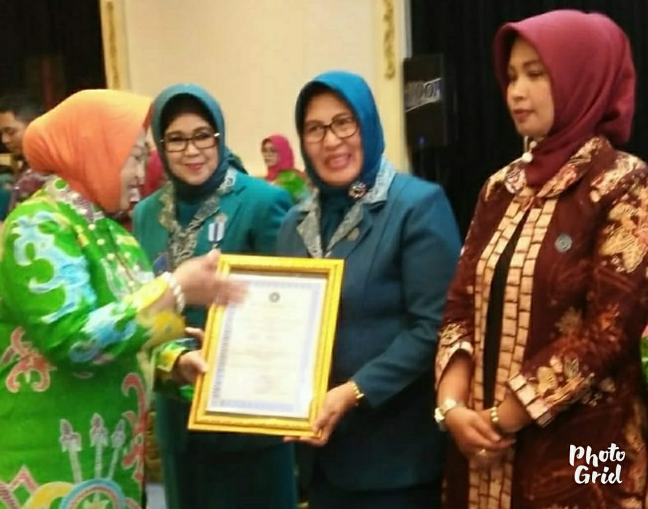 TP PKK KABUPATEN BLITAR RAIH PENGHARGAAN UPAKARTI UTAMA