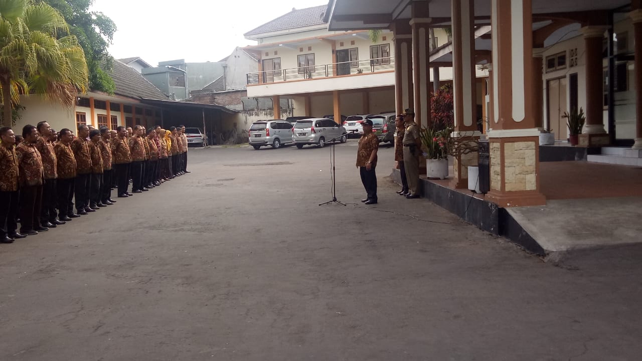 BUKTI KECINTAAN KEPADA ASN, BUPATI BLITAR MENGAMBIL APEL DI DUA DINAS