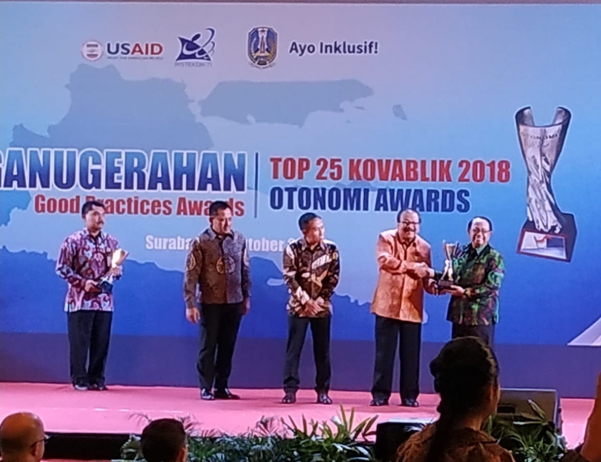 PEMKAB BLITAR RAIH PENGHARGAAN KOMPETISI INOVASI PELAYANAN PUBLIK