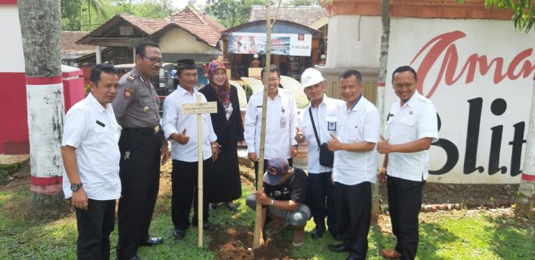 Gotong Royong Membangun Lingkungan Kabupaten Blitar Sisi Timur Lewat Selorejo Nandur