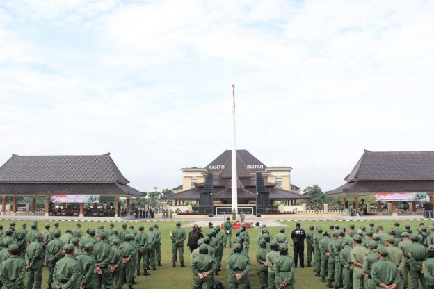 Guna Pelaksanaan Pemilu 2019 Aman, Bupati Blitar Serahkan Satlinmas ke Polres Blitar dan Polres Blitar Kota
