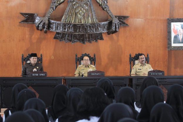 Upacara Penyerahan Petikan Keputusan Bupati Blitar Tentang Pengangkatan Calon Pegawai Negeri Sipil Formasi Tahun 2018