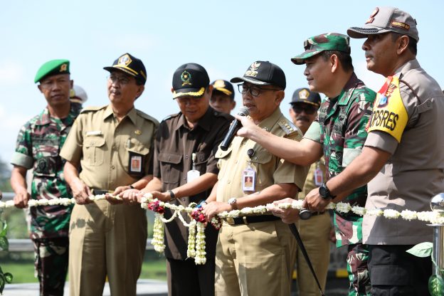 Bupati Blitar H. Rijanto Meresmikan Proyek Pelurusan Jalan Bantaran, IPAL Komunal dan Pembagian Sertipikat Tanah Program PTSL