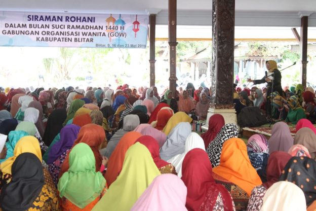 Ribuan Ibu-ibu Gabungan Organisasi Wanita Kabupaten Blitar Padati Acara Siraman Rohani