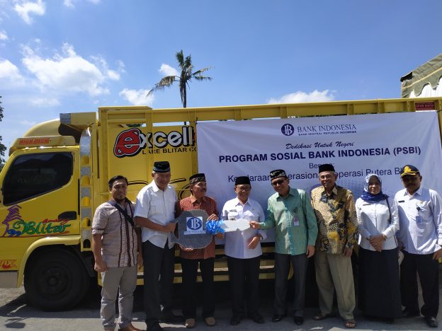 Koperasi Peternak Unggas Sejahtera Blitar Menerima Bantuan Truk Angkutan Telur dari Bank Indonesia