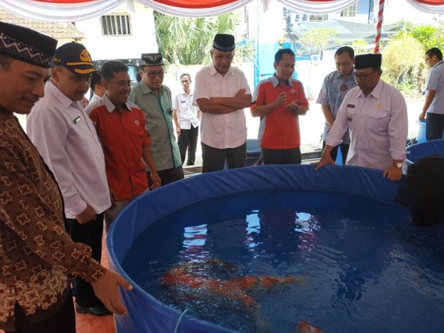 Berharap Go Internasional, Bupati Blitar Jadikan Kepala Bank Indonesia Jatim Duta Koi Blitar