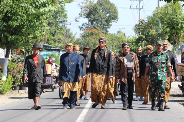 Dalam Rangka Menyambut Hari Jadi 695 dan HUT RI, Warga Bergotongroyong Dalam Bersih Lingkungan Darungan di Wlingi