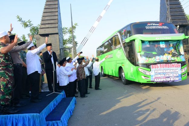 Pemberangkatan Calon Jamaah Haji Kabupaten Blitar, Bupati Blitar: Semoga Menjadi Haji Mabrur dan Mabruroh
