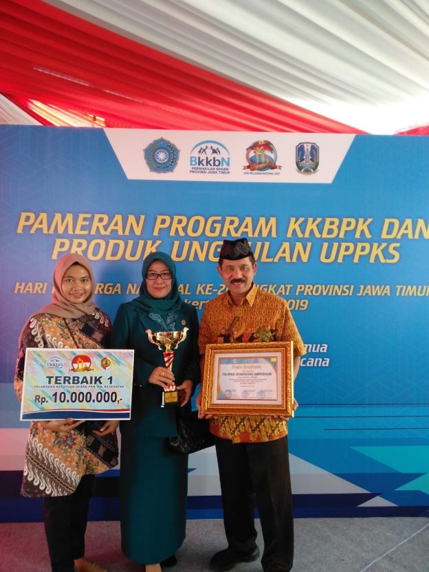 TP PKK Kabupaten Blitar Terima Penghargaan Lomba Kesatuan Gerak PKK KB Kesehatan Tingkat Provinsi Jatim