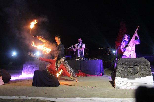 Kolaborasi Seniman Lokal dan Mancanegara di Purnama Seruling Penataran Blitar Memukau Ribuan Penonton Meski Sempat Diguyur Hujan