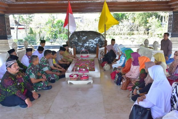Bupati Blitar Bersama Rombongan Ziarah ke- 4 Makam Leluhur Blitar