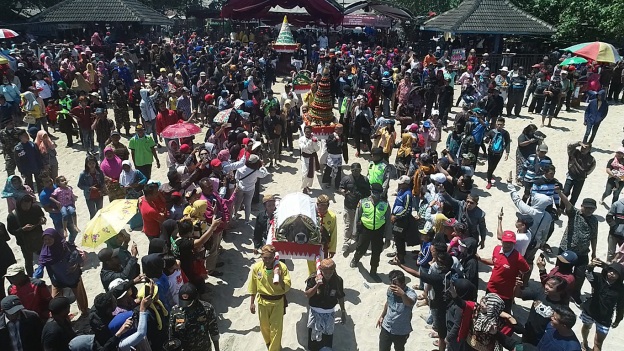 Semarak dan Khidmadnya Ritual Larung Sesaji