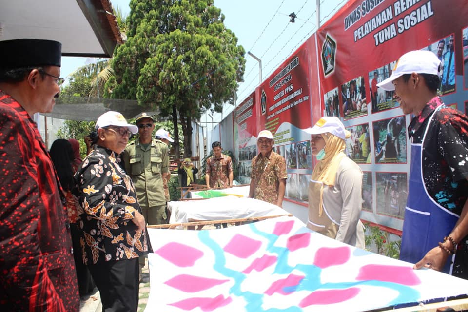 Dinsos Pemkab Blitar Berdayakan Bakat dan Minat Kaum Disabilitas Melalui Kerajinan Batik Ciprat