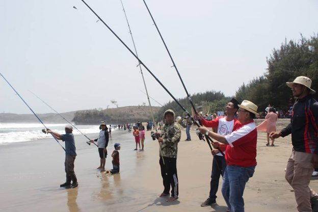 Dukung Pariwasata Inisiatif, Bupati Blitar Mancing di Pantai Serang Dalam Acara Serang Fishing Festival