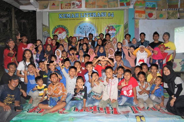 Serunya Kemah Literasi di Candirejo Kabupaten Blitar