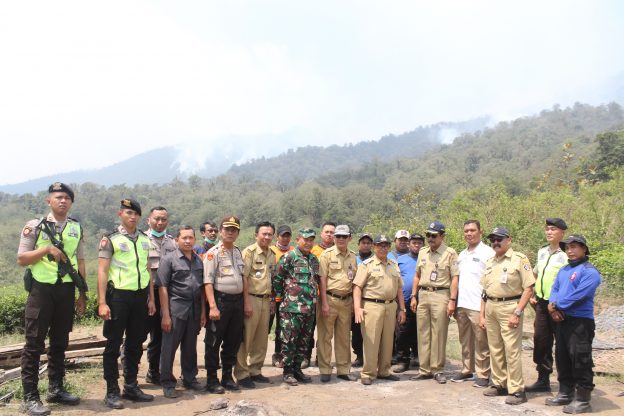 Bupati Blitar Tinjau Lokasi Kebakaran di Gunung Butak