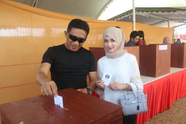 Wakil Bupati Blitar Ditemani Sang Putri Menyalurkan Hak Pilihnya Pada Pilkades Serentak 2019