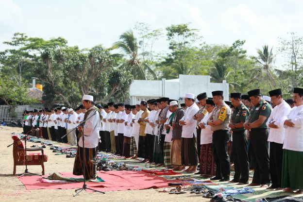 Harapkan Turun Hujan, Bupati Blitar Bersama Warga Laksanakan Sholat Istisqa’