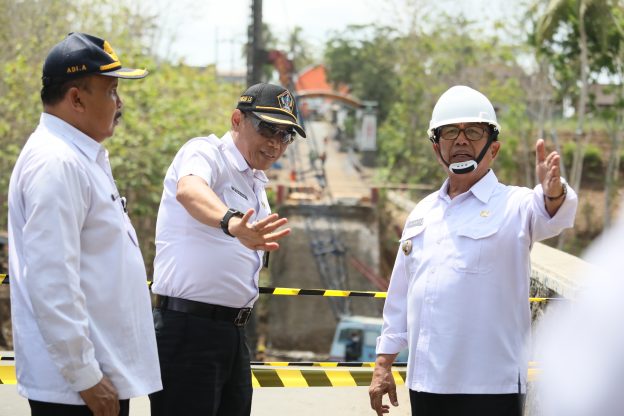 Ke Binangun, Bupati Blitar Tinjau Progress Pembangunan Jembatan