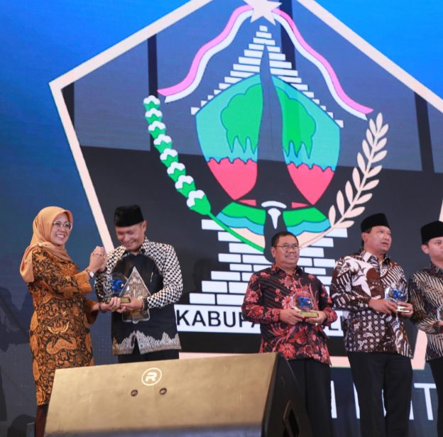 Di HUT Harian Surya ke- 30, Pemkab Blitar Tuai Penghargaan Desa Wisata Berbasis Digital