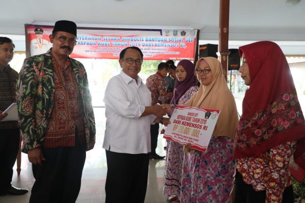 Bupati Blitar Serahkan Bansos UEP ke Warga KUBE