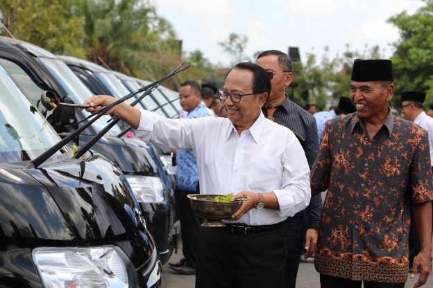 Sebanyak 22 Desa di Kabupaten Blitar Terima Hadiah Mobil dari Bupati