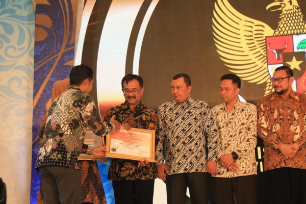 Pemkab Blitar Memperoleh PPID Award Kategori Badan Publik Menuju Informatif
