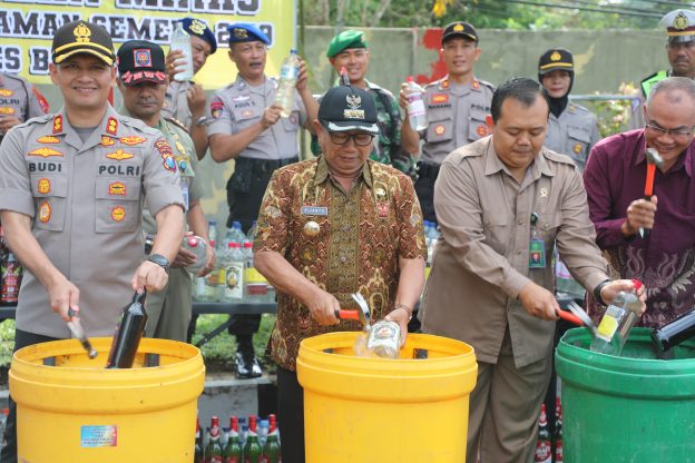 Polres Kabupaten Blitar Apel Gelar Pasukan dan Pemusnahan Miras Hasil Operasi Aman Semeru 2019
