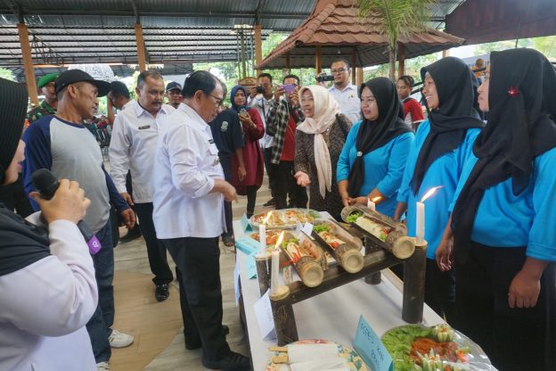 Peringati Hari Ikan Nasional 2019, Para Nelayan di Kabupaten Blitar Pamerkan Hasil Tangkap Ikan