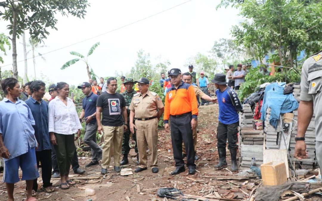 Bupati Blitar Kunjungi Warga di Kecamatan Bakung Pasca Didera Bencana Angin Puting Beliung