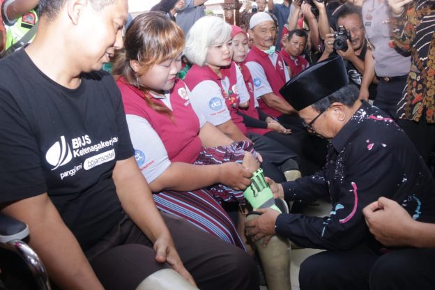 Peduli Teman-teman Disabilitas, Pemkab Blitar Berikan Al-Qur’an Braille dan Kaki Palsu