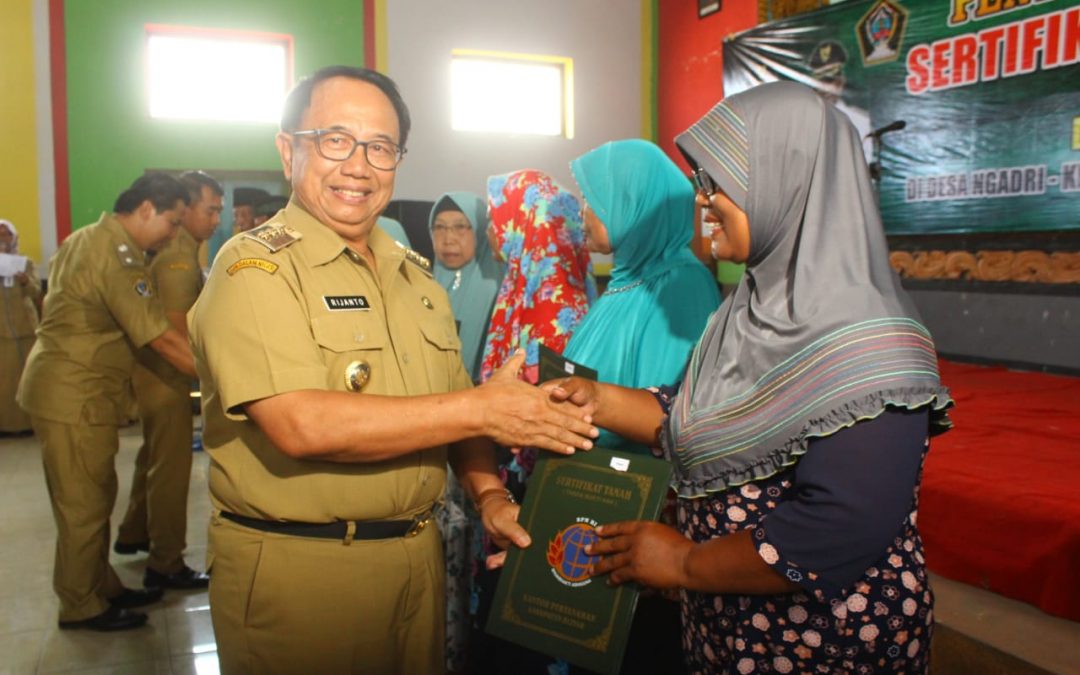 Bupati Blitar Serahkan 1.300 Sertipikat PTSL ke Warga Desa Ngadri