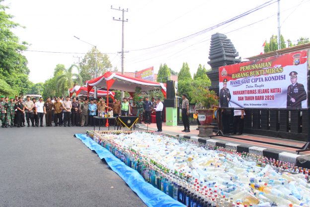 Wabup Blitar Apresiasi Polres Blitar Kota Musnahkan Botol Miras Jelang Natal dan Tahun Baru 2020