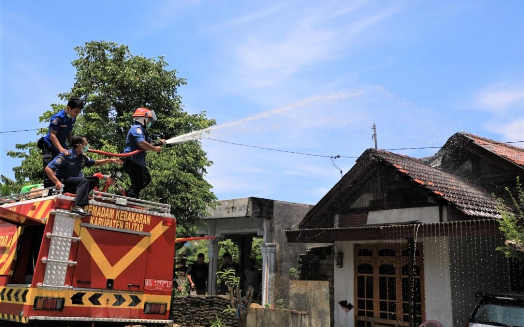 Pemkab Blitar Lakukan Penyemprotan Disinfektan di Wilayah Blitar Selatan