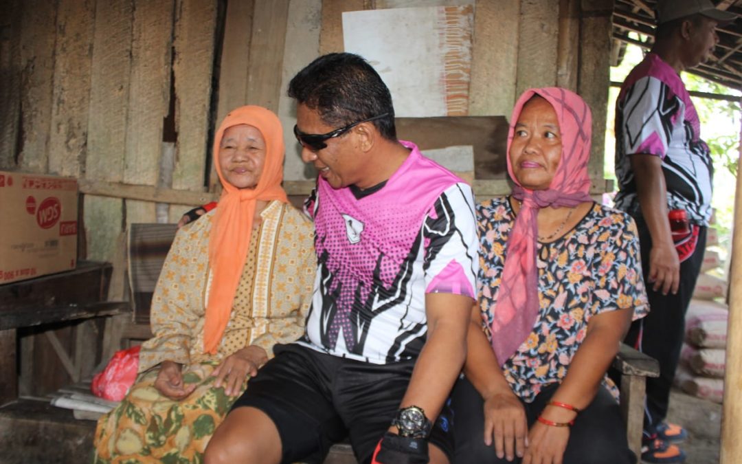 Wabup Blitar Bantu Ibu Sumini yang Rumahnya Kurang Layak Huni