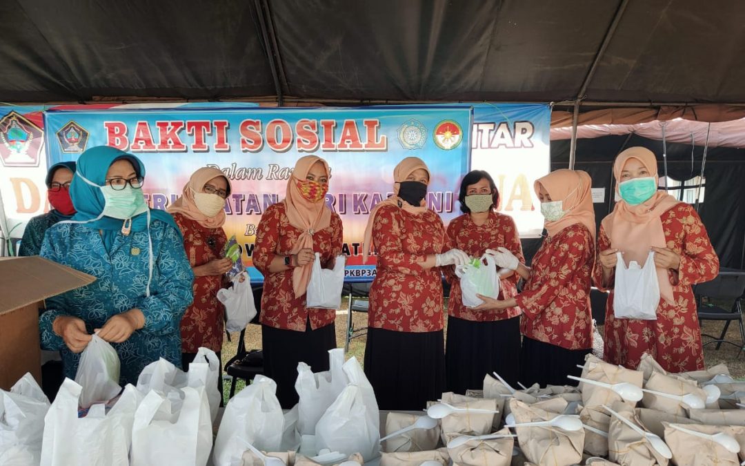 TP PKK, DWP dan DPPKBP3A Kabupaten Blitar Bagi-Bagi Masker dan Nasi Bungkus di Wilayah Wlingi
