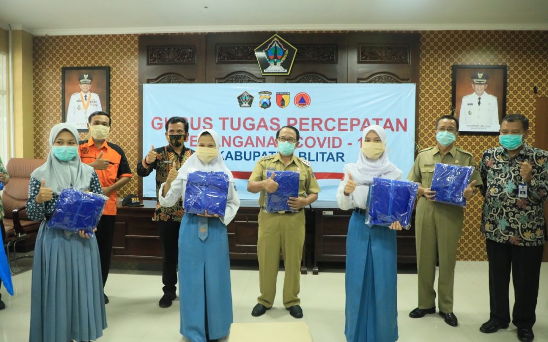 Pemkab Blitar Terima Ratusan APD dari Pelajar SMK di Blitar