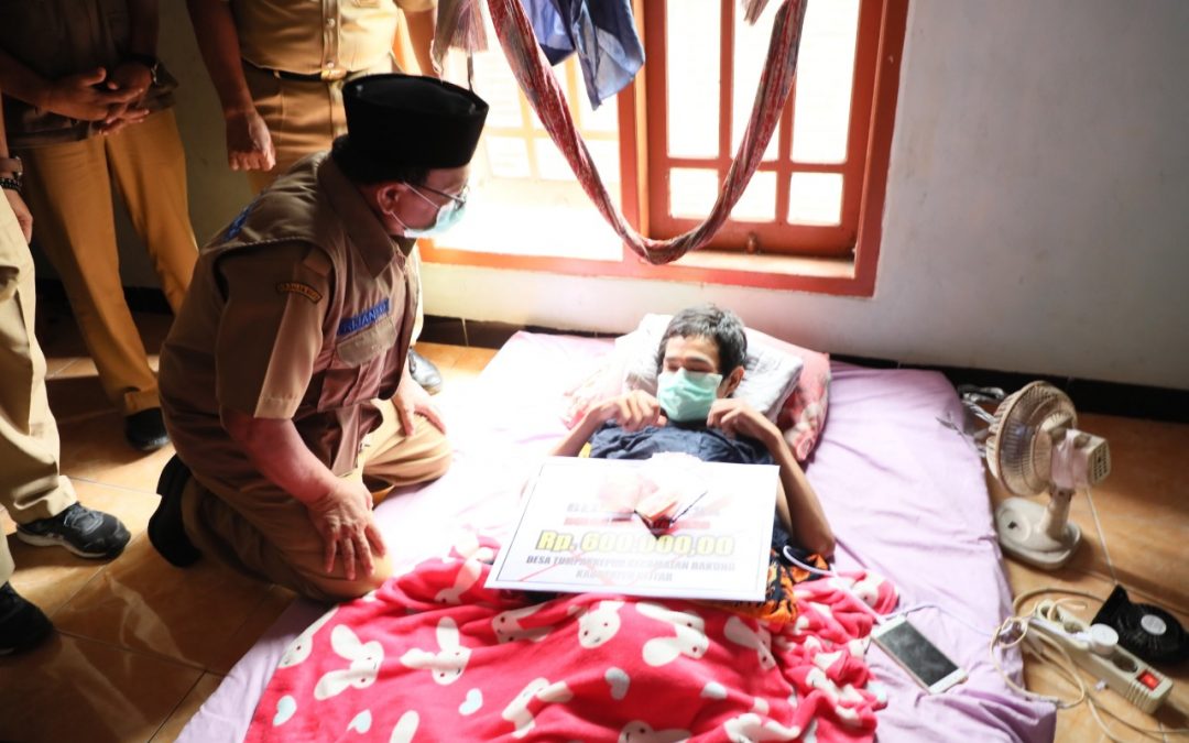 Bupati Blitar Salurkan BLT-DD Bagi Warga Yang Terdampak Covid-19