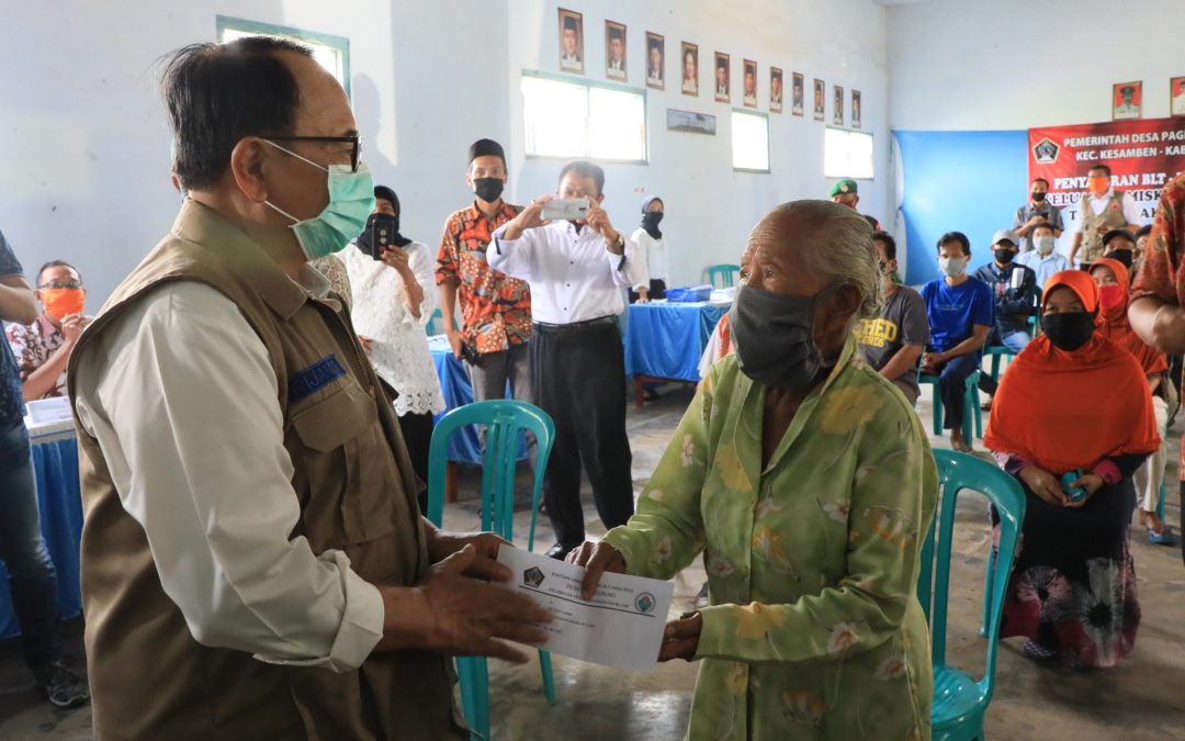 Melalui Dana Desa, Bupati Blitar Serahkan BLT ke Warga Terdampak Covid-19