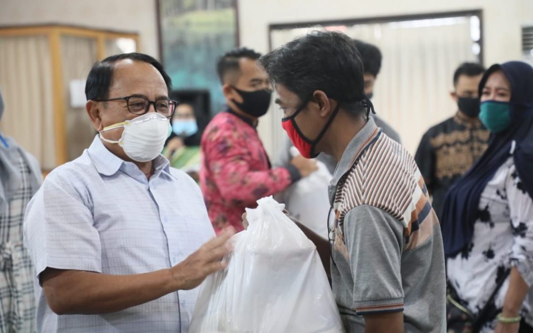 Pemkab Blitar Serahkan Bansos Kepada Seniman dan Pelaku Usaha Wisata Terdampak Covid-19