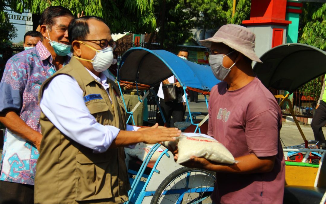 Pengusaha Pertokoan Wlingi Beri Bantuan Bagi Warga Terdampak Covid-19