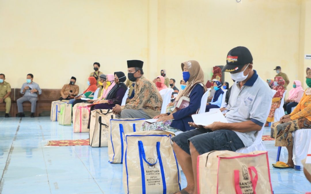 Disaksikan Gubernur Jatim, Bupati Blitar Kali Ini Giliran Bagikan BLT DD Kepada Warga Desa Sidorejo Ponggok