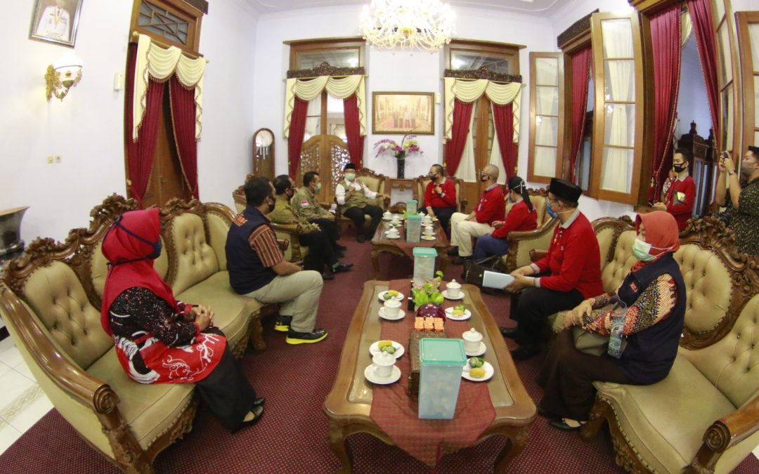 Bupati Blitar Bersama Dirjen Rehabilitasi Sosial Serahkan Bansos Sembako & Bansos Modal Usaha Bagi Penerima Manfaat