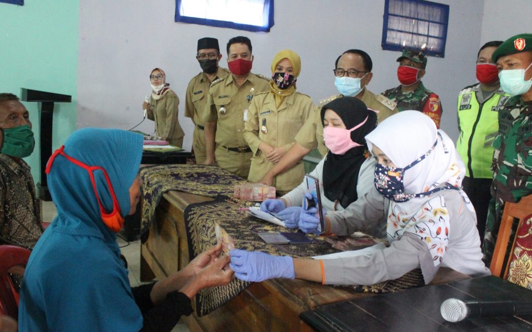 Bupati Rijanto Pantau BST Kemensos Tahap Kedua