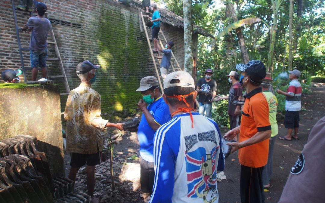 Masyarakat Desa Sragi Gotong Royong Merenovasi Rumah Aisyah
