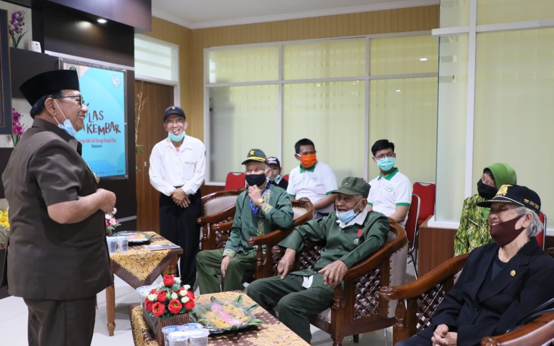 Pemkab Blitar Berikan Bansos Kepada Veteran Blitar Sekaligus Luncurkan Bansos Tahap Dua