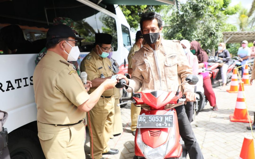 Bupati Rijanto Pantau Langsung Pelaksanaan Drive Thru di Kecamatan Wonotirto